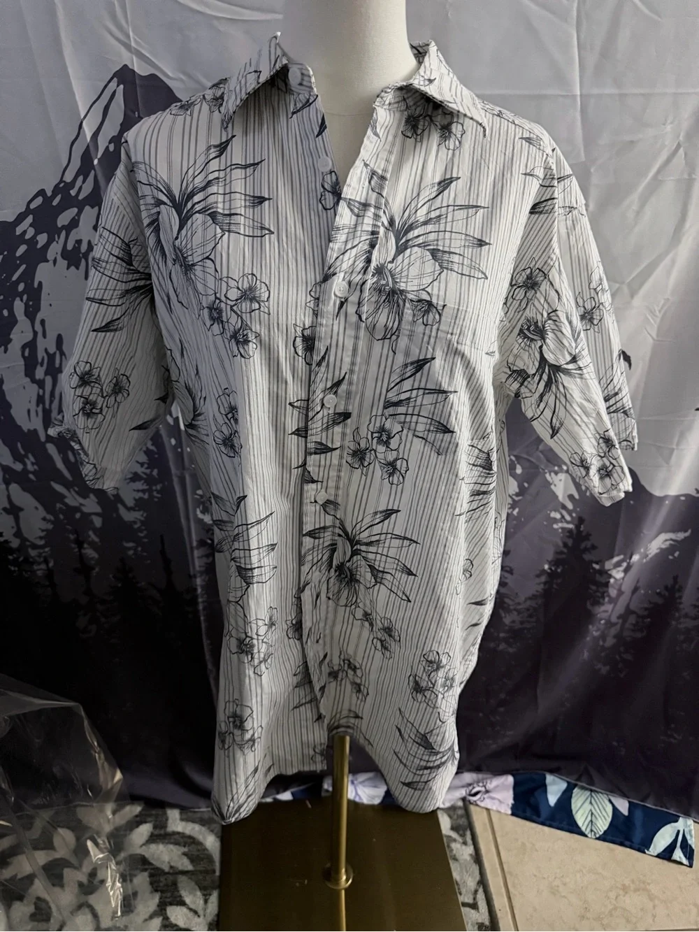 Haggar Clothing Men’s Medium White Blue Tropical Floral Button-Up Shirt